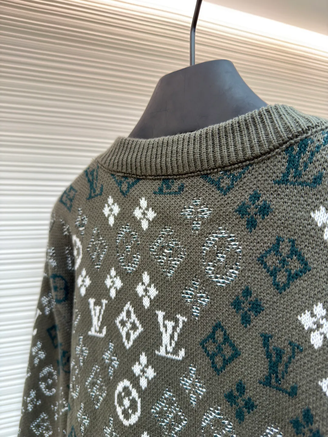 LOUIS VUITTON all-over printed jacquard round neck knitted pullover ●Original version: Purchased and developed by 16360 ●Item number: 1681670-B35 ●Fabric: 100% cotton ●Technology: knitted ●Color: dark green ●Version: Fitted version ●Weight: about 740g ●Size: S-M-L-XL ●Description: This sweater is made of high-quality wool blended fabric, which is soft to the touch and has excellent warmth retention. The overall design adopts a round neck, and the collar, cuffs and hem are all ribbed, with moderate elasticity, comfortable to wear and not easy to deform. The main part uses jacquard technology, and the pattern is composed of the brand's iconic letters and geometric figures. The colors are distinct and the three-dimensional effect is strong. Multi-colored yarns are interwoven during the jacquard process to ensure clear patterns and long-lasting washability. The knitting density is uniform and the number of stitches per inch is precisely controlled to ensure the stiffness and breathability of the clothing. The splicing of the shoulders and sleeves adopts seamless technology, with smooth and natural lines without excess threads. The overall workmanship is fine, and every stitch is even and neat, reflecting the high-quality production process. The overall wiring is straight and delicate, the fabric is comfortable and soft, and the color is consistent without color difference. It can be matched with the same style to create a fashionable look and control various occasions. Customized accessories, complete with three standards, same style for men and women!